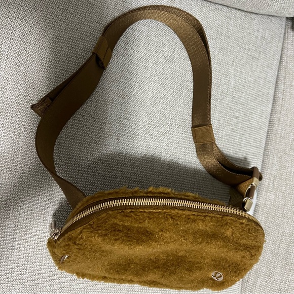 Brand new with tags Lululemon Everywhere fleece belt bag, burnt camel and gold - Picture 3 of 9